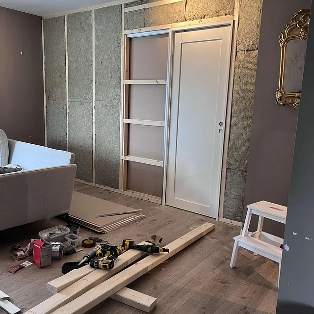 Vegg med innebygd skyvedør er satt opp og isolering er lagt inn