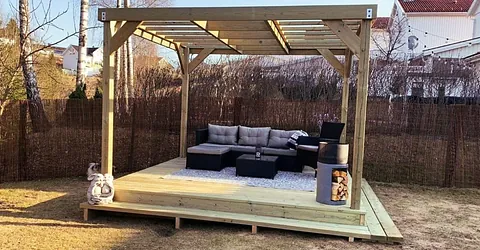 Platting med paviljongtak med plass til utesofa og vedovn