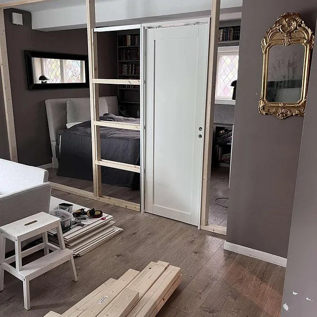 Rammeverk for vegg med innebygd skyvedør