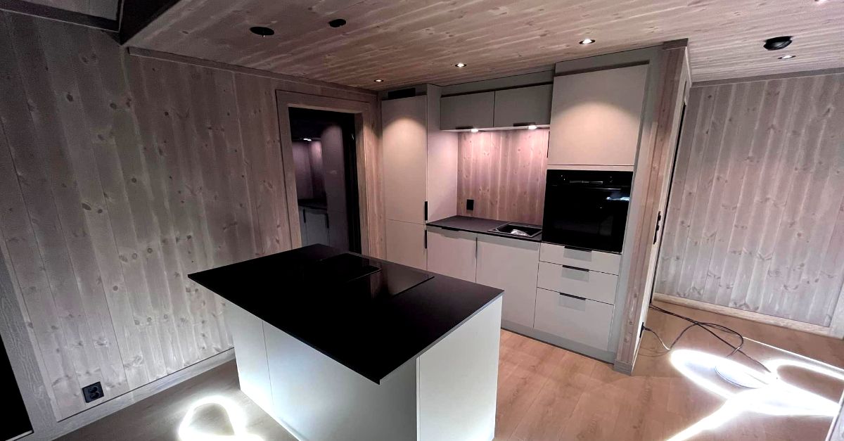 Moderne og lite kjøkken