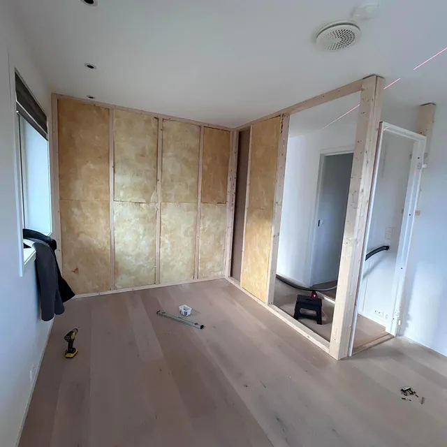 Ny vegg med rammeverk og isolering