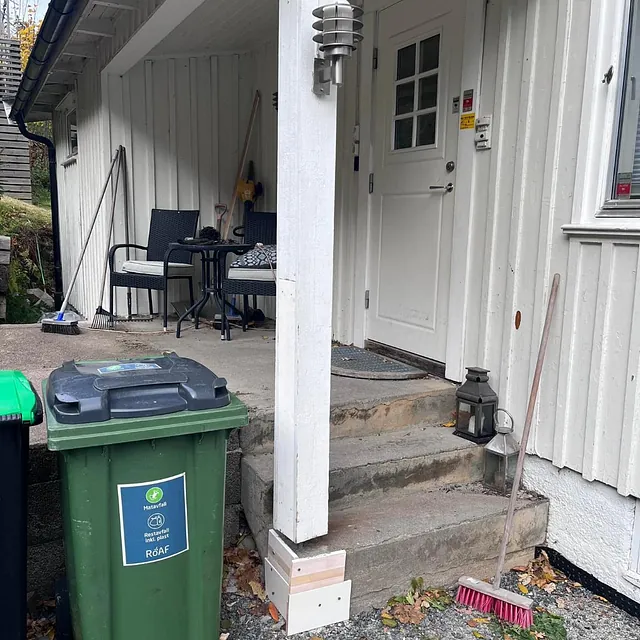Reparasjon av stolpe ved inngangsparti